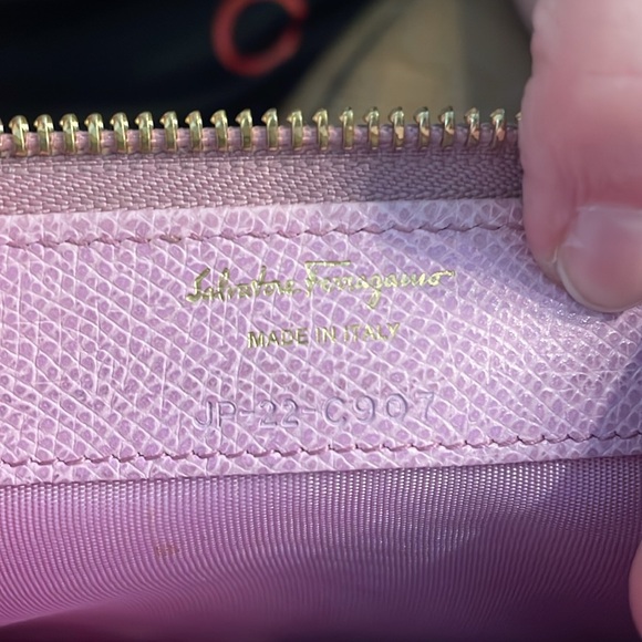 FERRAGAMO pink zip wallet with bow and original box - Used - Authentic - Picture 12 of 13